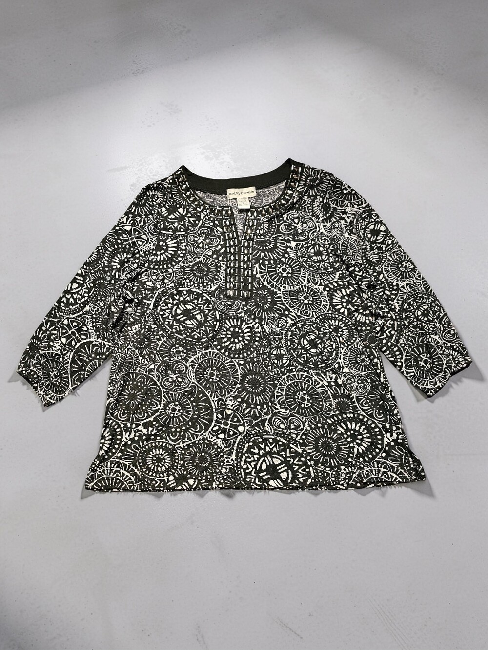 CATHY DANIELS Black and White Floral Medallion Tunic. Size XL.